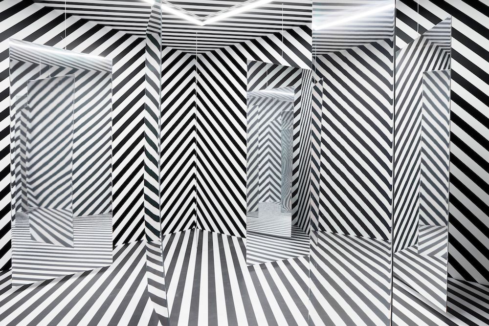 Julio Le Parc. _Espace à pénétrer avec trame et miroir courbe (Variation du labyrinthe de 1963)_, 2019. Pattern on walls, ceiling and floor, curved mirrored walls and mirrors. Variable dimensions. © Julio Le Parc _ ADAGP, Paris & SAC